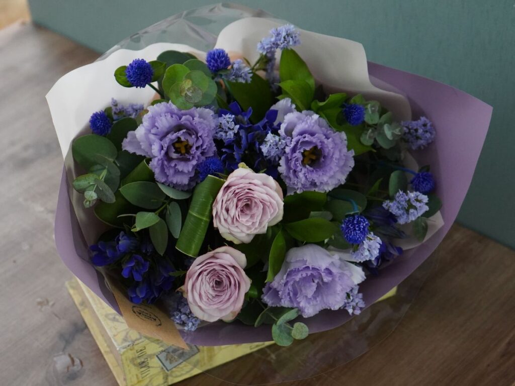 花束｜紫のトルコキキョウとピンクのバラの花束